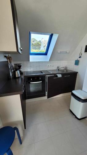 特雷沃 - 特雷吉涅克Studio TRESTEL vue mer的厨房设有水槽和窗户。