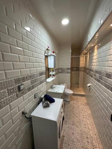贝贾亚Kahina loft的浴室设有2个水槽和2个卫生间。