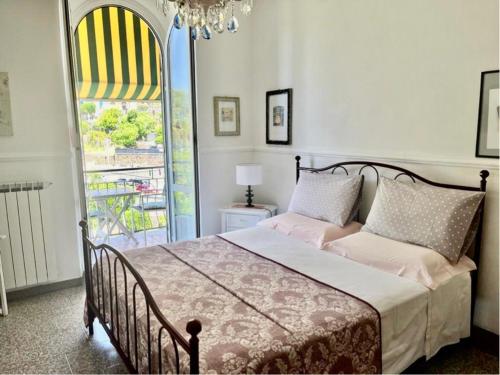 克里日亚艾弗塔卡梅瑞尔特拉兹酒店的一间卧室设有一张床和一个大窗户