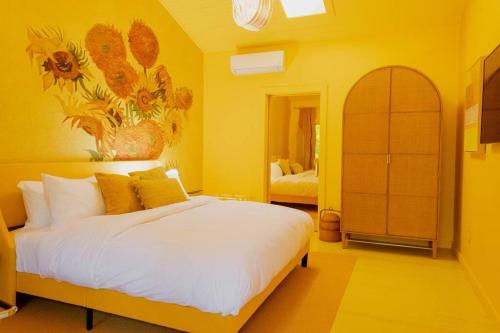腓尼基The Norsdale plus CMYK Motel on 10 acres in Phoenicia的卧室设有一张白色大床和黄色的墙壁