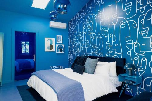 腓尼基The Norsdale plus CMYK Motel on 10 acres in Phoenicia的蓝色的卧室,配有一张蓝色墙壁的床
