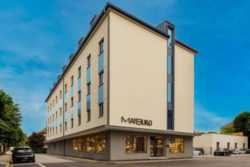 萨尔茨堡Mayburg Salzburg, a Tribute Portfolio Hotel的一座有标志的建筑,上面写着“混音”