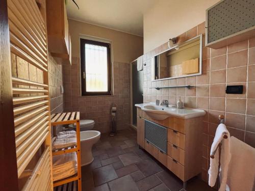 朱利亚诺瓦Agriturismo BioCore 2 - Colledoro的一间带水槽和卫生间的浴室