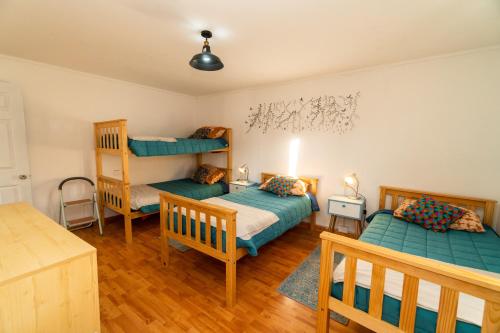 维库尼亚Casa Doris的一间卧室配有两张床和一张双层床。