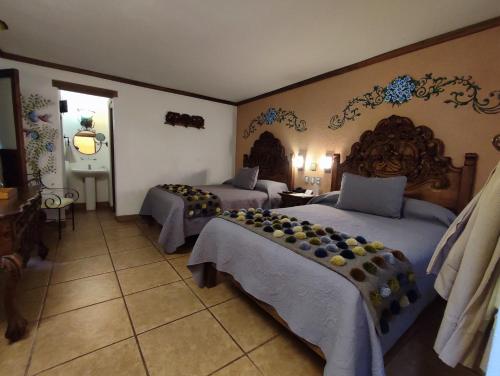 圣克里斯托瓦尔-德拉斯卡萨斯格兰德玛丽亚酒店的一间酒店客房,房间内设有两张床