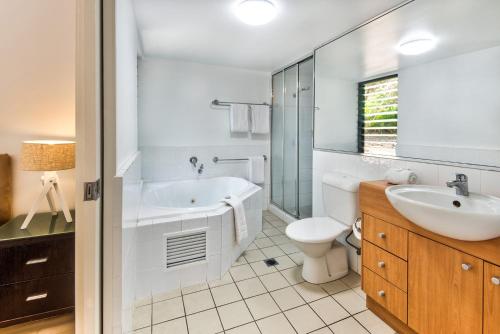 汉密尔顿岛Escape to Paradise at Oasis 1, a 2BR Central Hamilton Island Apartment with Buggy!的带浴缸、卫生间和盥洗盆的浴室