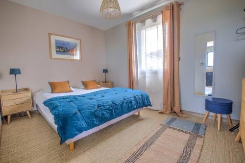 BassillacL'Élégante Confort, Clim & Vue Imprenable的一间卧室配有一张带蓝色毯子的床