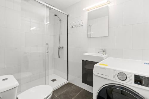 艾姆布里亚布拉瓦Apartamento WELCS EMP 093 con vistas al Canal的白色的浴室内配有洗衣机。