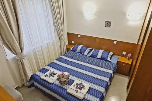 洛泽内茨Villa Dimar 2B的一间卧室配有两张床,上面放着盘子