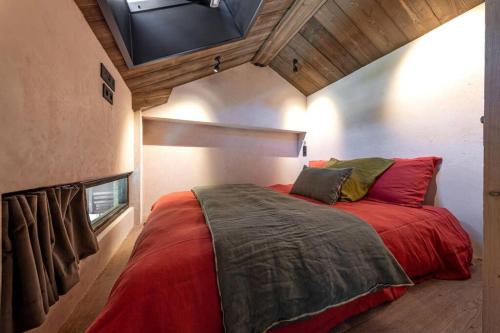 圣马洛Le Grenier sur l'Eau - Saint-Malo - St Servan的一间卧室,卧室内设有一张红色的大床