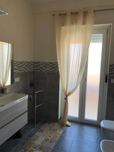 拉奎拉Casa Renzo的一间带水槽、卫生间和淋浴的浴室