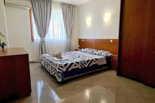 洛泽内茨Seagarden Villa Resort / Villa Dimar 2C的一间卧室配有一张带斑马毯的床