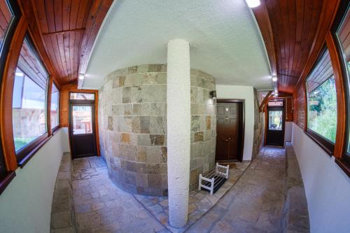 潘波洛沃Pamporovo Cottage Savov的房屋内带石头壁炉的房间