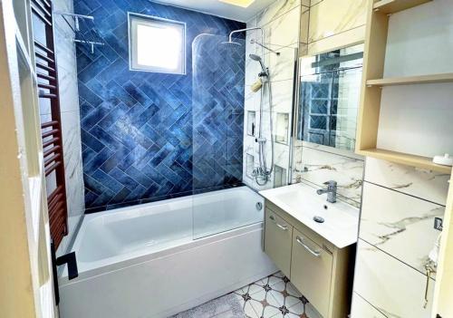 阿拉尼亚Stunningly family apartment的带淋浴、浴缸和盥洗盆的浴室