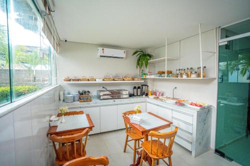马拉戈日Pousada Antonella的厨房配有桌椅和柜台。