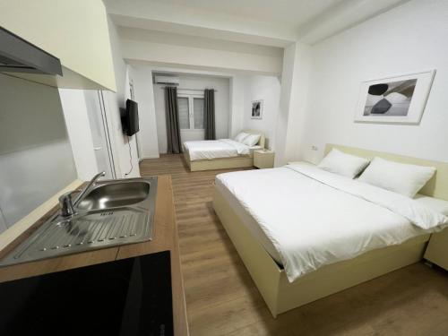 盖夫盖利亚Lumi Apartments的酒店客房设有床和水槽