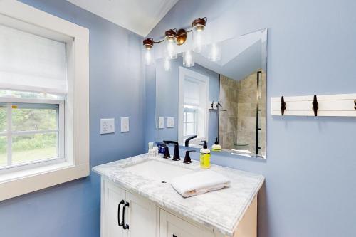 贝塞尔Spruce的一间带水槽和镜子的浴室