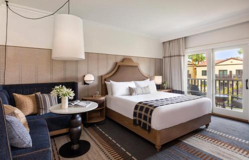 圣地亚哥拉霍亚埃斯坦守Spa酒店的酒店客房,配有床和沙发