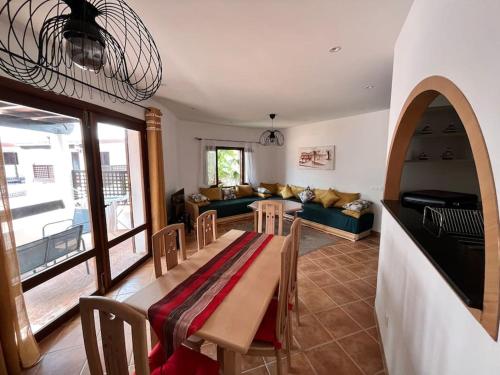 卡博尼格洛Appart magnifique Cabo Negro的客厅配有桌子和沙发