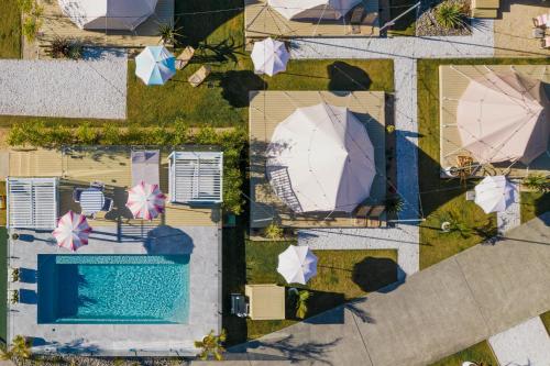 麦夸里港Camp Jordan的游泳池和遮阳伞的顶部景色