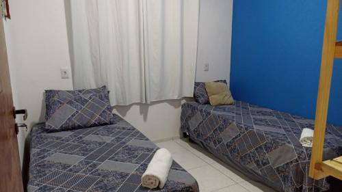 圣阿马鲁EnjoyMaranhão Santo Amaro的蓝色和白色的客房内的两张床
