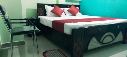 DānāpurSPOT ON Hotel Royal Garden的一间卧室配有一张带红色枕头的大床