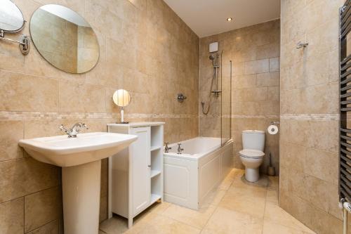 阿尼克Birsley Cottage的一间带水槽、卫生间和镜子的浴室