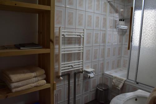 纳塔列斯港Casa Entre Ulmos y Lengas的浴室设有白色瓷砖墙和毛巾