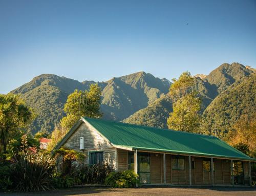 福克斯冰川热带雨林汽车旅馆的山地绿色屋顶度假屋