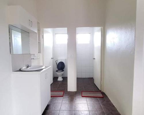 NausoriMohans Apartments的白色的浴室设有卫生间和水槽。