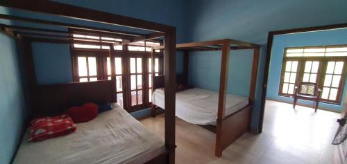 马纳尔La Felicita的一间卧室配有两张双层床和镜子