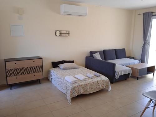 XylophaghouXylophagou Rest and relax (2) Ayia Napa Larnaca的客厅配有沙发和1张床