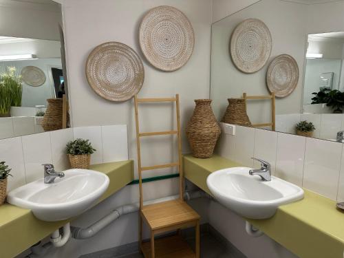 坎贝尔港Sow and Piglets Guesthouse的浴室设有2个水槽和2面镜子