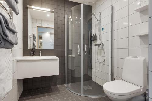 Furuvik Havshotell的带淋浴、卫生间和盥洗盆的浴室