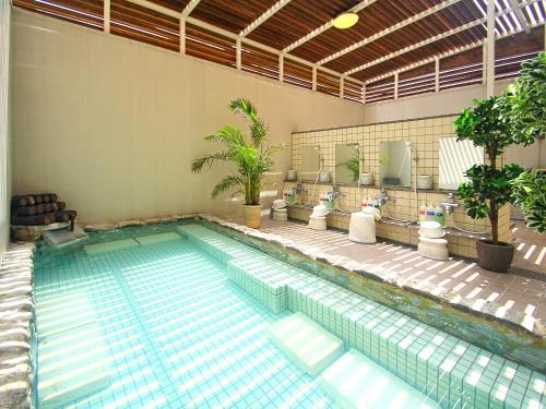 石垣岛石垣岛格兰蒂亚路线酒店的大楼内的大型游泳池