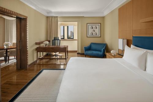 利雅德利雅得洲际酒店的酒店客房设有一张大床和一张书桌。
