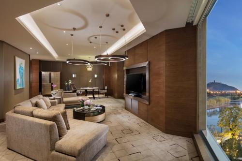 南通南通滨江洲际酒店-一览“江”“山”的带沙发和电视的客厅