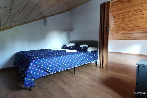 塞辛布拉Calma na Lagoa de Albufeira, Castelo Sesimbra.的一间卧室配有蓝色的床和枕头