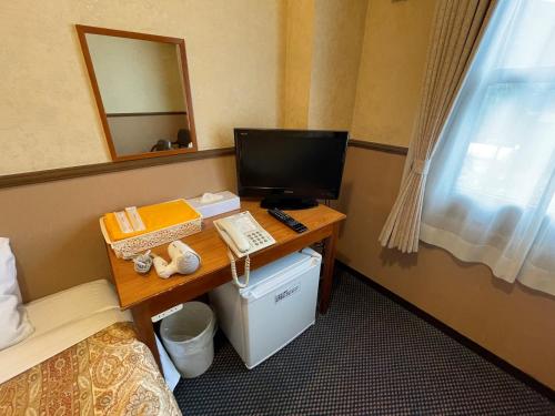 箱根油烟管道戈拉酒店 的酒店客房设有一张书桌和一台电脑