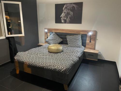 VénéjanMeublé de tourisme MARTINET的一间卧室,配有一张带狮子的床
