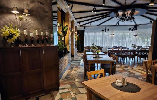华沙维拉皮尔斯酒店的一间带桌椅的餐厅和一间用餐室