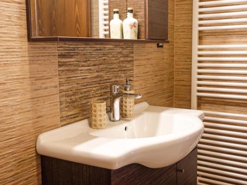 海若克利欧ReCrete的浴室设有白色水槽和镜子