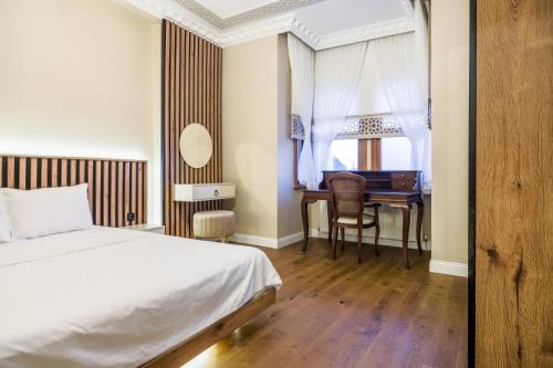 伊斯坦布尔Chic的一间卧室配有一张床和一张书桌