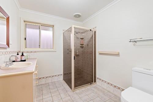 芒特甘比尔Eudor House的带淋浴和盥洗盆的浴室
