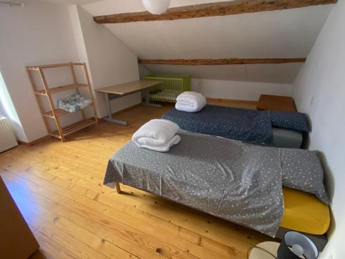 波利尼Gîte de la tour de Paradis的一间位于阁楼的小卧室,配有两张床