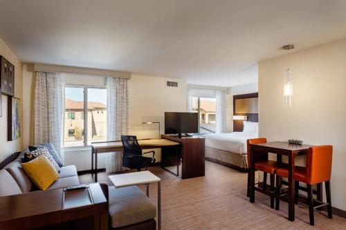 福朋奥斯丁湖/河流万豪原住酒店的酒店客房设有床和客厅。