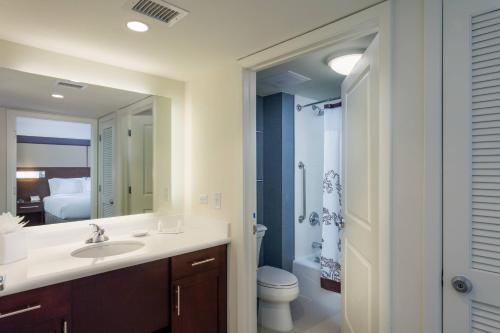 福朋奥斯丁湖/河流万豪原住酒店的一间带水槽、卫生间和镜子的浴室