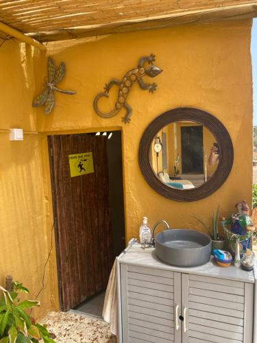 塔维拉Yoga Farm的一间带水槽和镜子的浴室