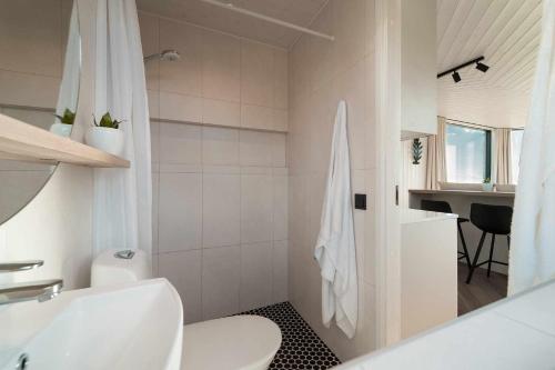 Exclusive off-grid tiny home at the beach - Kenshó的白色的浴室设有卫生间和水槽。