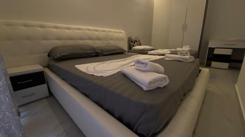 卡萨米尔Villa Mucodemi 1的卧室内的两张床和毛巾